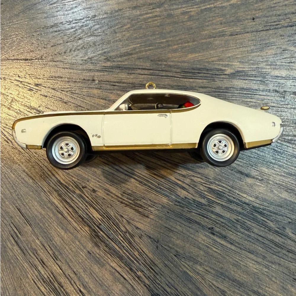 Hallmark Keepsake 1969 Hurst Oldsmobile 442‎ Ornament - White and Gold